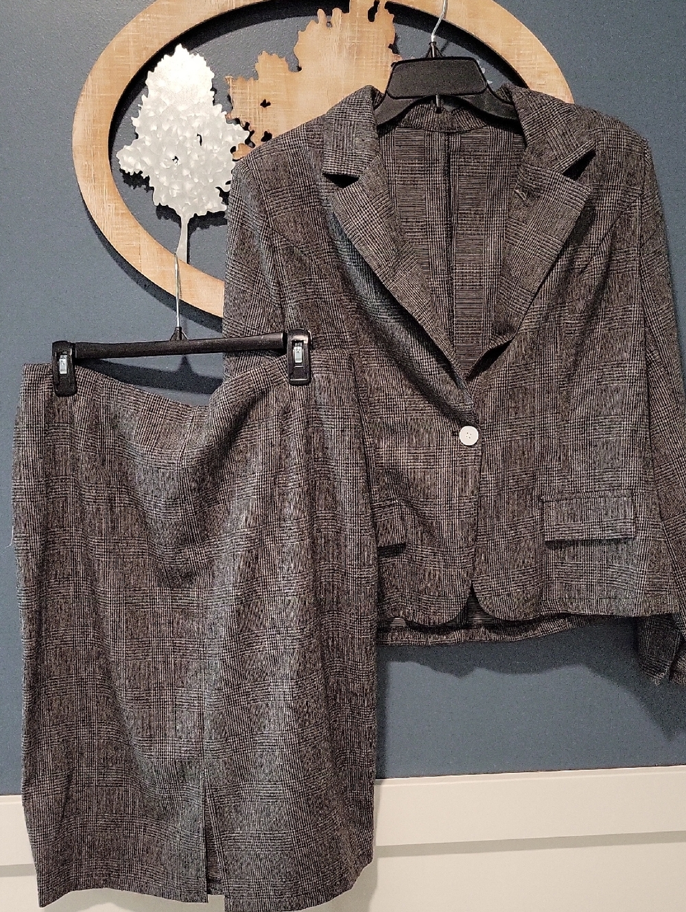 Women's Gray Plaid Skirt Suit Jacket and Pencil Skirt Set. Nwot.